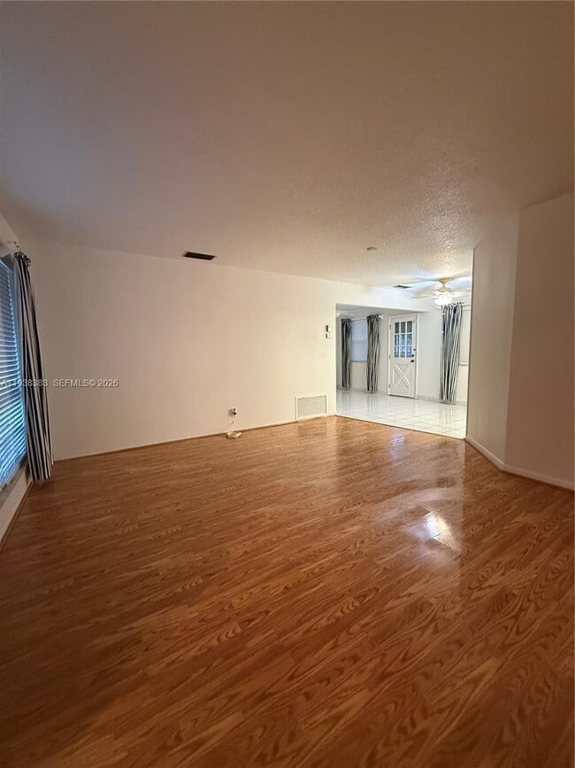 Building Photo - 2420 Park Ln