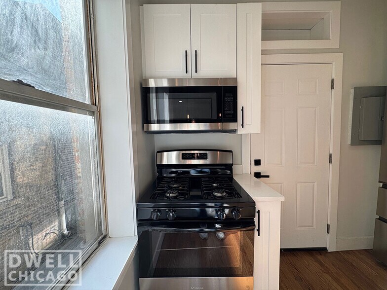 Building Photo - 956 N Winchester Ave