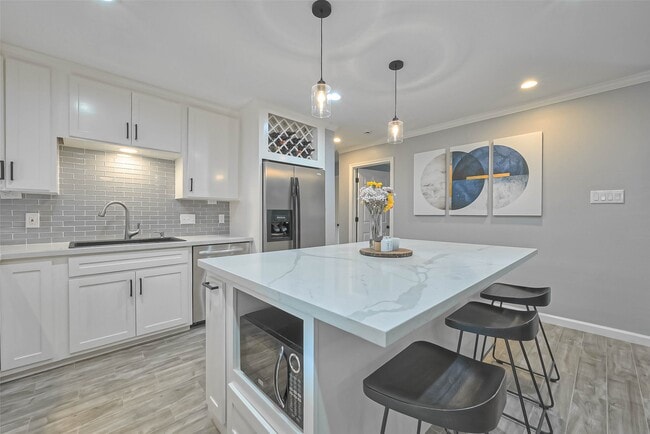 Building Photo - 2210 Saxon Dr