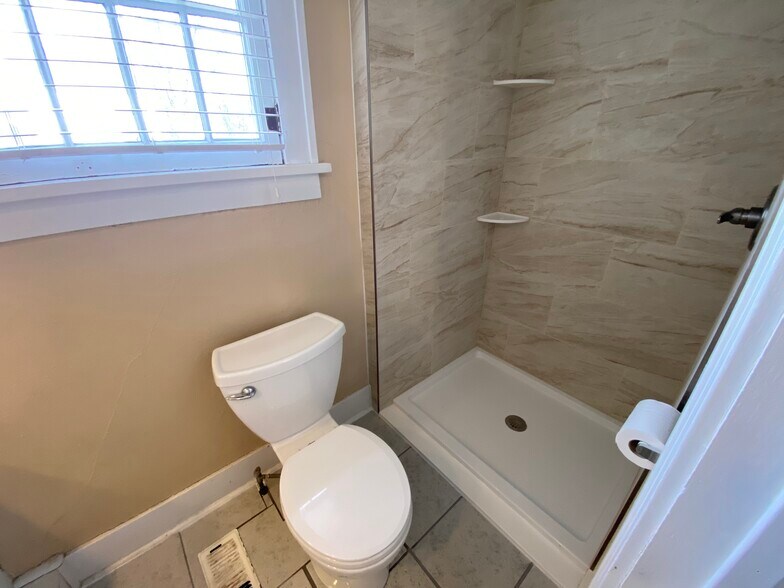 Building Photo - 632 S Loomis Ave