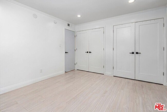 Building Photo - 12801 Moorpark St
