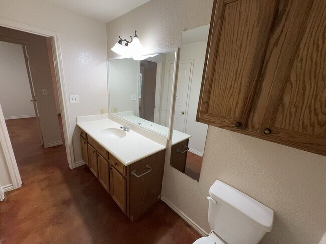 Building Photo - 2105 Charleston Ct