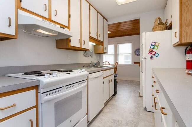 Building Photo - 8 Sunset Ave