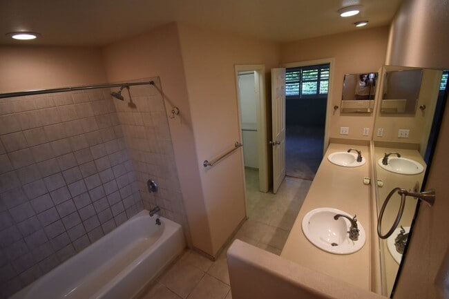 Building Photo - UNFURNISHED 3/2 PRIVATE HOME WITH OCEAN VIEW! AVAILABLE NOW!