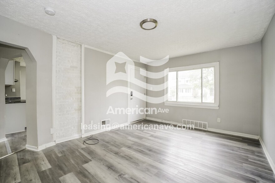 Building Photo - 982 E 14th Ave