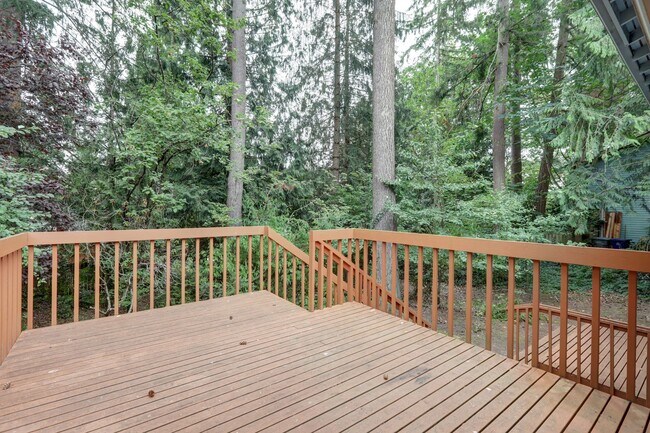 Building Photo - Spacious 4BR 2.75BA Tri-level home in quie...