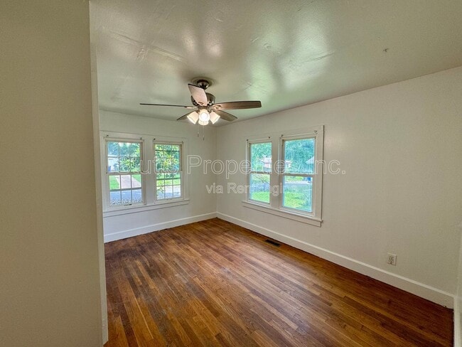 Building Photo - 512 Trade St