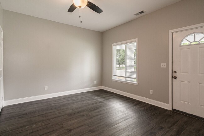Building Photo - 806 Longfield Ave