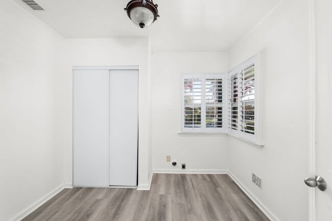 Building Photo - 587 E Arrow Hwy