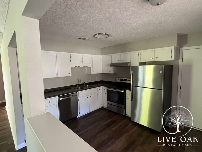 Building Photo - MOVE-IN SPECIAL: $500 OFF 1st MONTH'S RENT!**