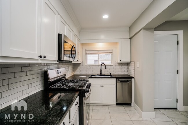 Building Photo - 727 Reinhard Ave