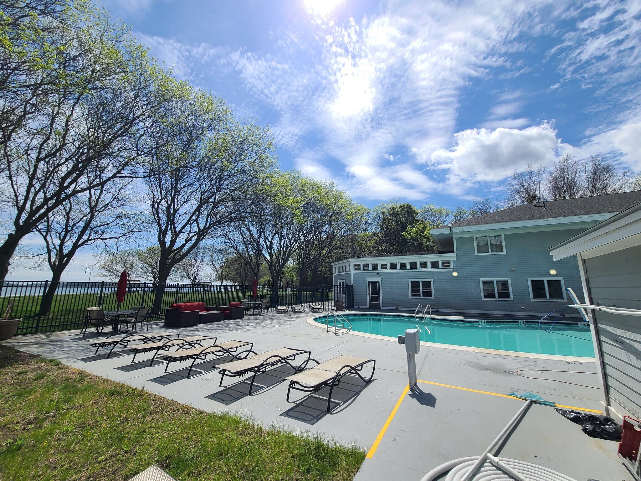 Building Photo - 1 S Point Dr