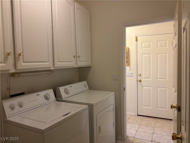 Building Photo - 1164 Golf Club Dr