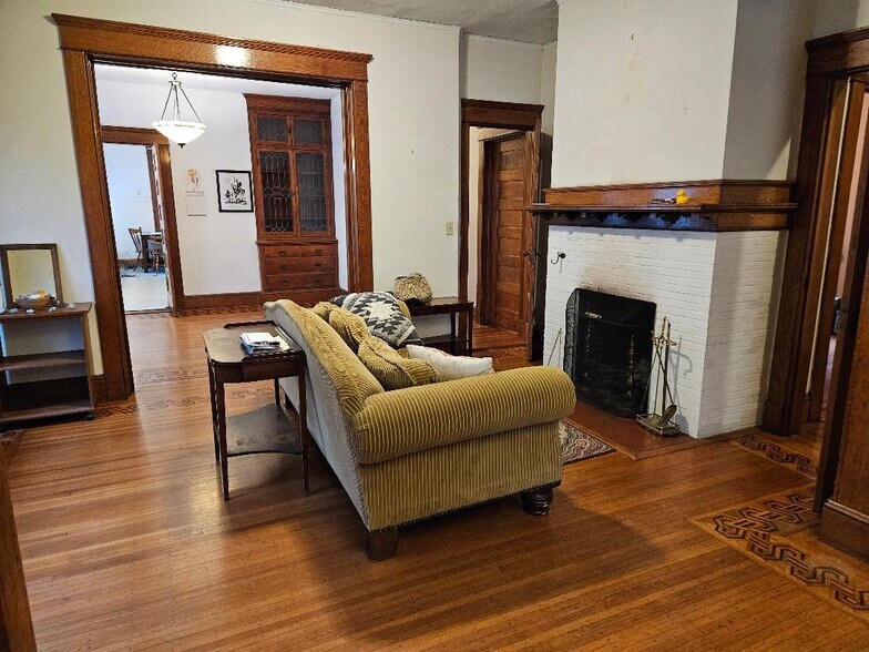 Building Photo - 733 Orange St