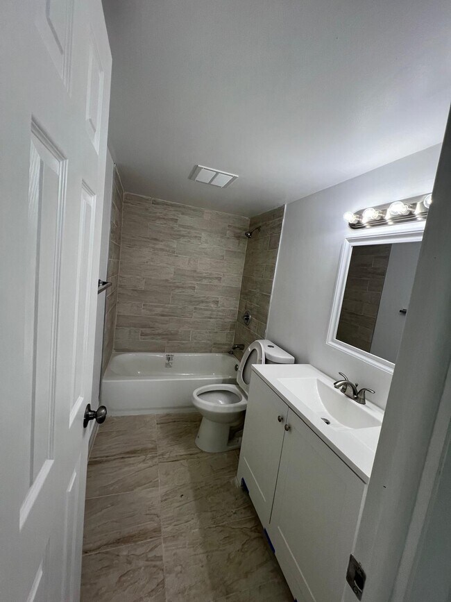 Building Photo - 15225 NE 6th Ave