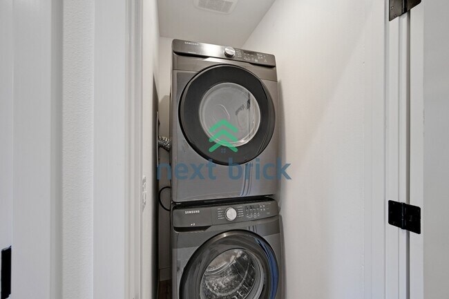Building Photo - "Charming 3-Bedroom Townhouse Oasis in Heart of Seattle – Spacious 1460 Sq Ft with 2 Full Baths!"