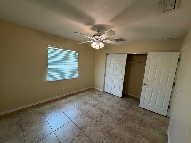 Building Photo - Your Dream Home Awaits in Port Charlotte!