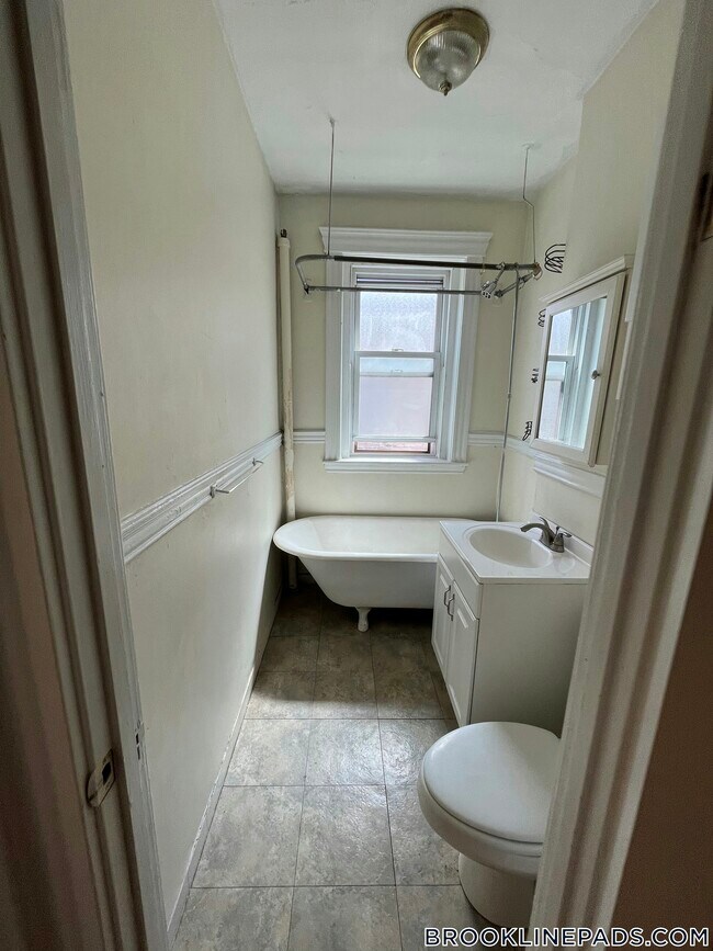 Building Photo - 364 Riverway