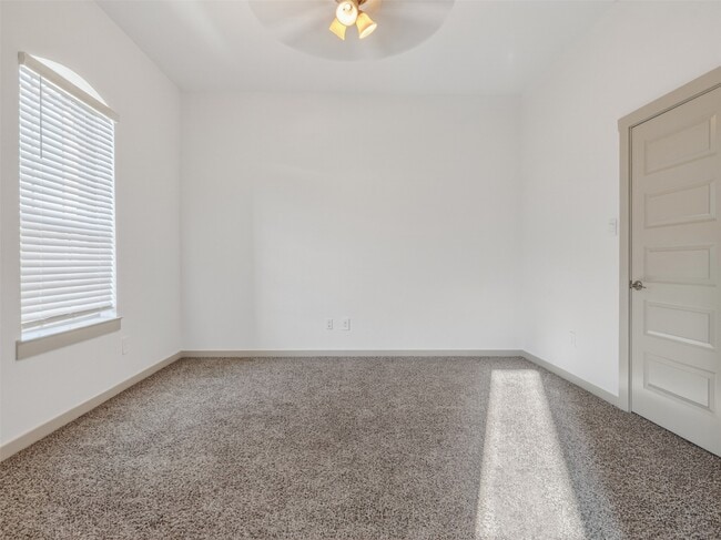 Building Photo - 818 Kingwood Dr