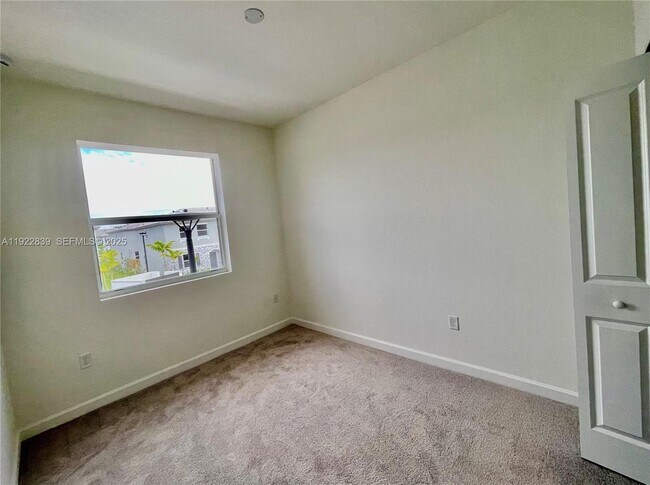 Building Photo - 1141 SE 2nd St