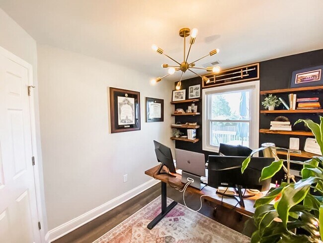 Building Photo - Immaculately Renovated 3 Bedroom 1.5 Bathr...