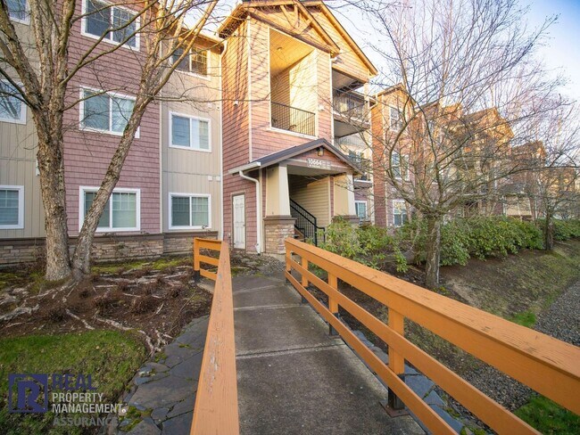 Building Photo - Beautiful 3 Bedroom With Utilities Included! MOVE IN READY!