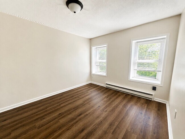 Building Photo - 4 Bed 2 Bath Townhouse for Rent in Rome, NY