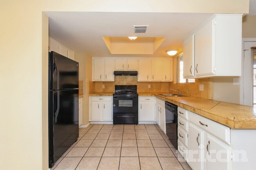 Building Photo - 5526 W Angela Dr