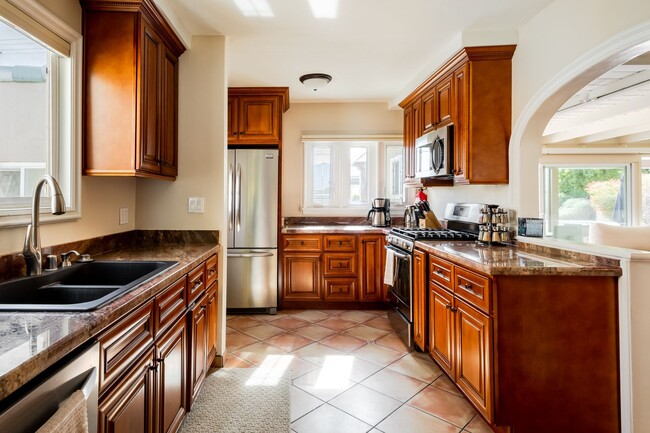 Building Photo - Movie Colony Oasis - Peaceful, Walk to Downtown (Monthly Only - No Long Term)