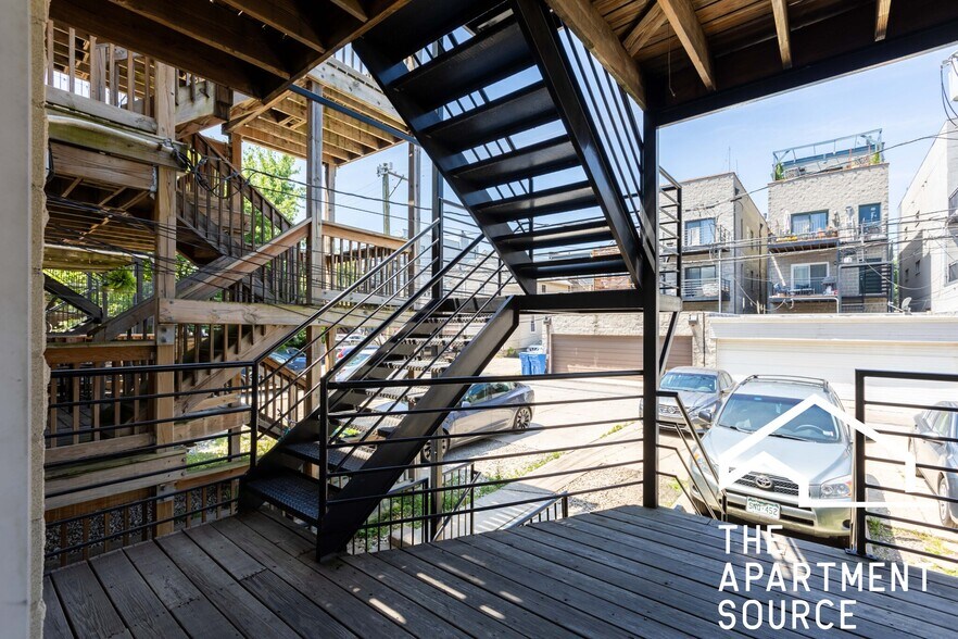 Building Photo - 920 N Paulina St