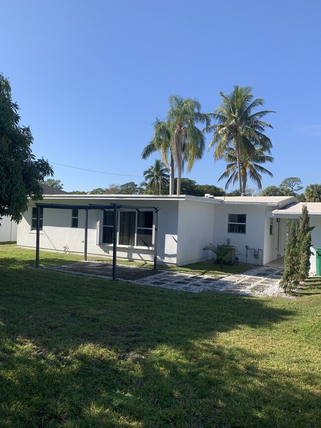 Building Photo - Sandpiper area of Pt St Lucie  Furnished 2...