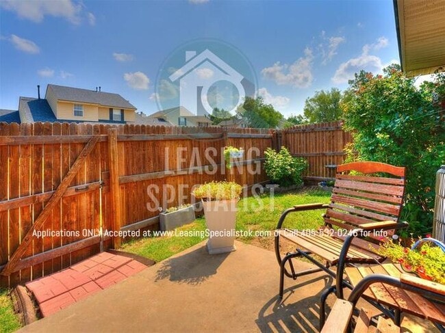 Building Photo - Stunning West Norman 3 Bed 2 Bath Townhome!