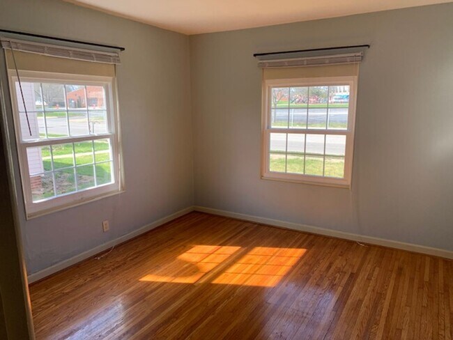 Building Photo - Great Location! Great House! Enjoy baseball games and the park attractions