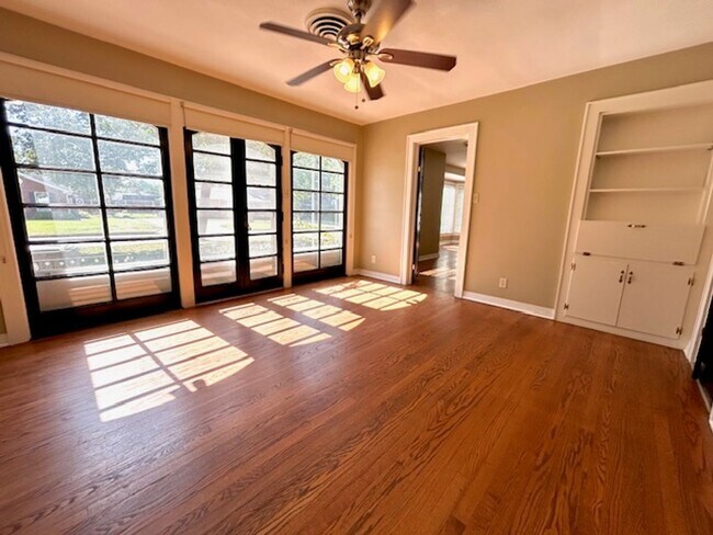 Building Photo - Coming Soon 10/8/25! Charming and spacious...