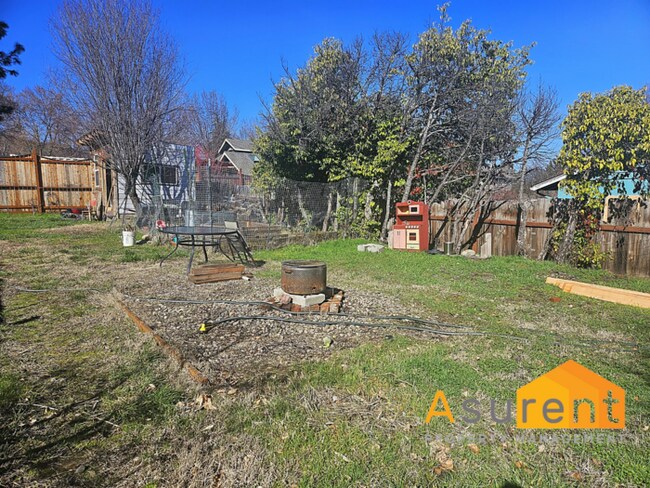Building Photo - Charming 2-bedroom 1-bathroom home with a bonus room
