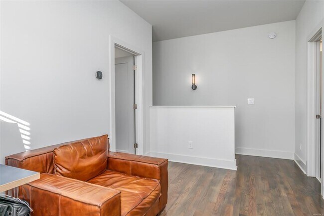 Building Photo - Desirable Hampstead Living!