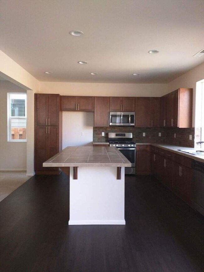 Building Photo - Large 4 bedroom home