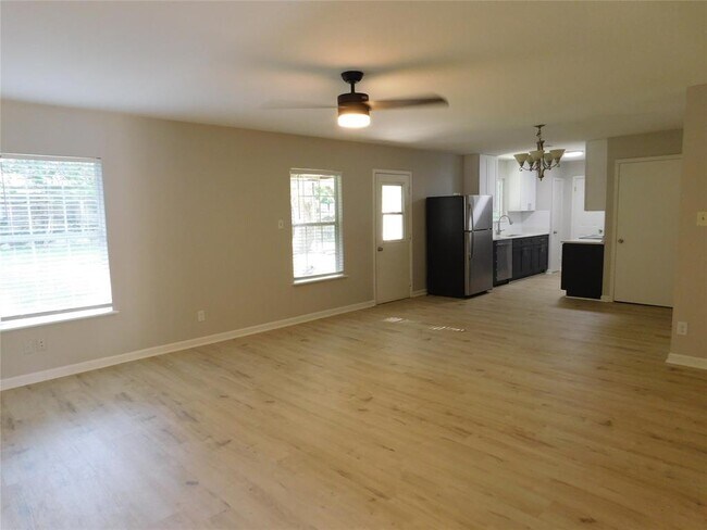 Building Photo - 10100 Woodglen Dr