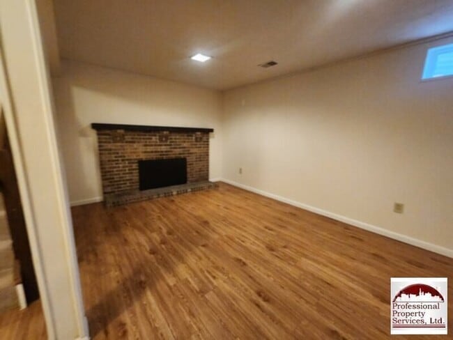 Building Photo - Upgraded End Unit In Amber Meadows