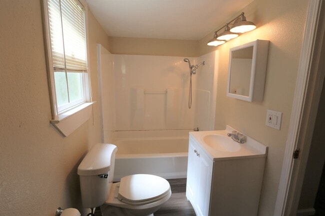 Building Photo - Charming Family Home in the Heart of Patterson