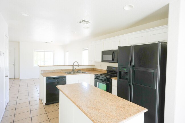 Building Photo - Well-Maintained 3 Bed, 2.5 Bath Home with Garage & Private Backyard