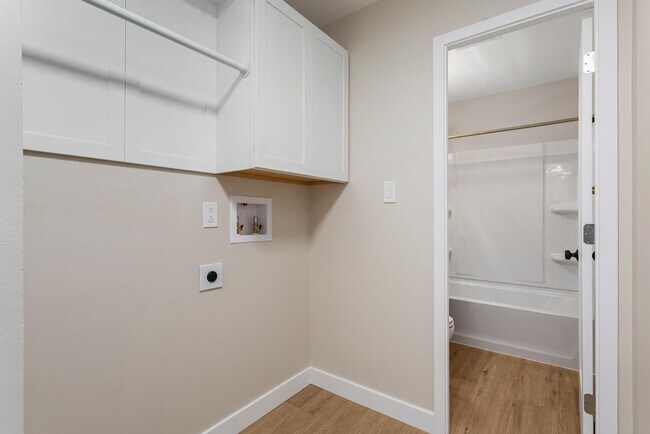 Building Photo - 1710 Crescent Dr