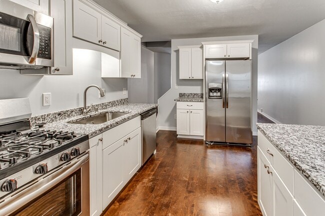 Building Photo - Beautiful Newly Renovated 3 Bedroom 2 Bathroom (Bloomfield)