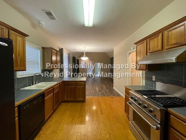 Building Photo - 2 bedroom Home in Harbor Town!!