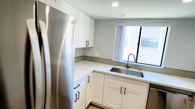 Building Photo - Sun-Drenched Tri-Level Townhome Just Minutes from UCSD & Westfield UTC!