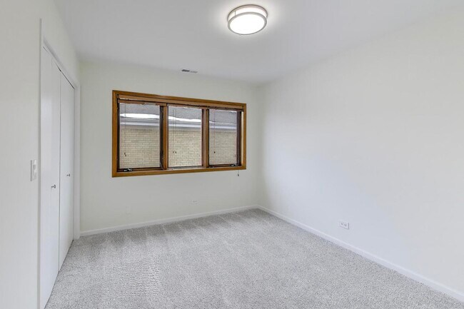 Building Photo - 1209 E Davis St