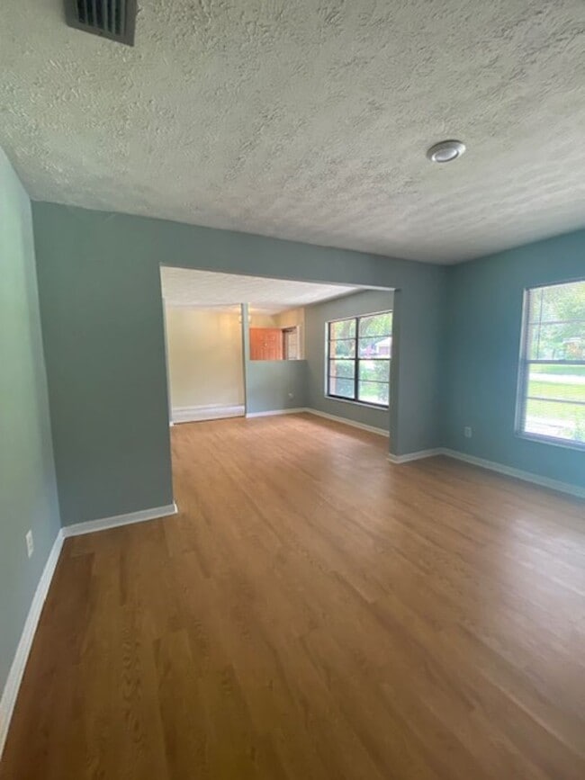 Building Photo - Brandon home available soon!