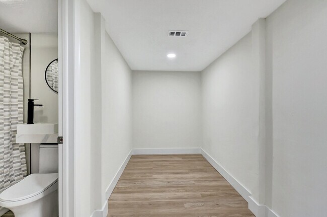 Building Photo - 14360 Strathmore Ln