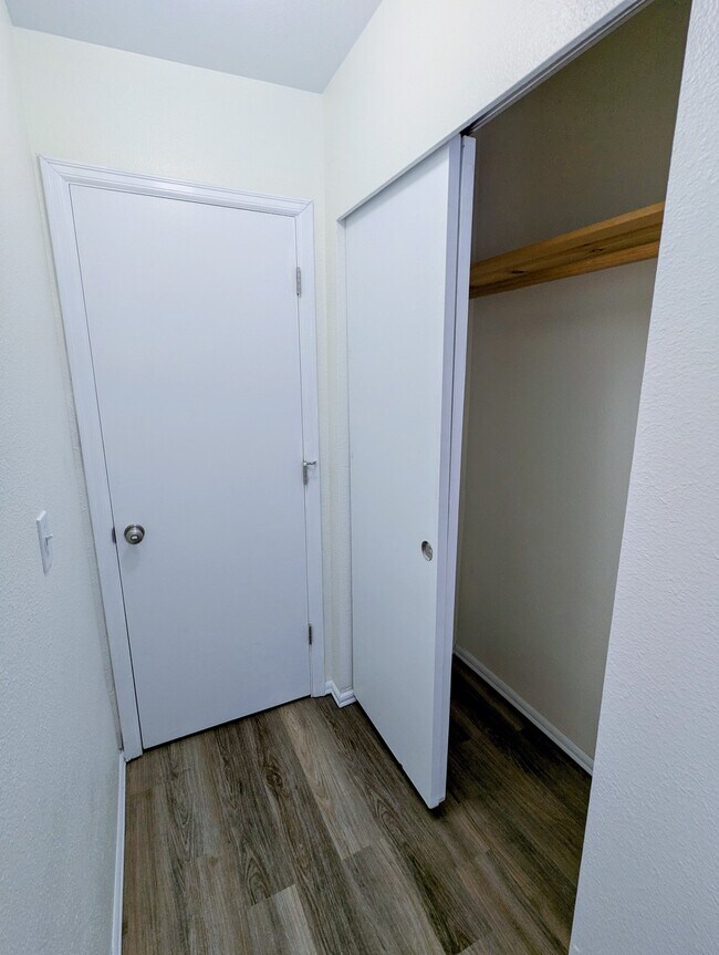 Building Photo - 2 Bed/1 Bath House - 5 min to Lakewood Towne Cntr w/ fenced back