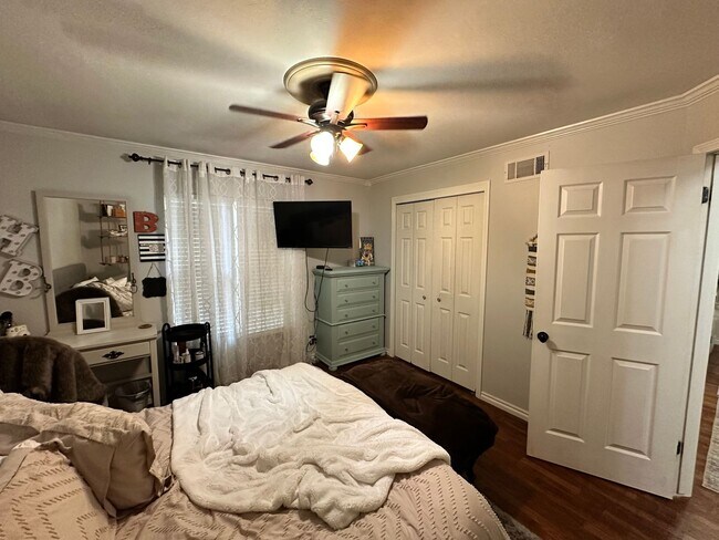 Building Photo - For Rent: Spacious 3 Bed + Office Home wit...